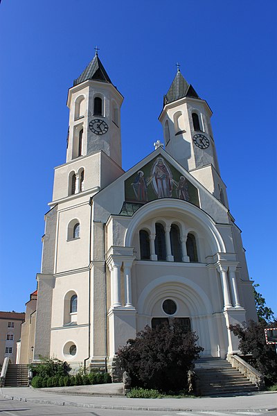 File:Herz-Jesu-Kirche Amstetten.jpg