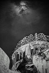 Куполата Генбаку под месечина (ноември 2018 година)
