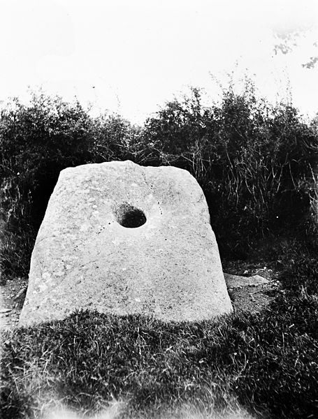 File:Holed Stone, Clock-A-Torill. Tullon. Co. Carlon Wellcome M0006001.jpg