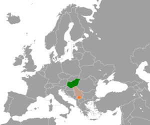 Mapa indicando localização do Hungria e de Kosovo.