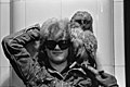 Hurriganes -yhtyeen kitaristi Albert Järvinen poseeraa pöllön kanssa Kruununhaassa 1970-luku.jpg