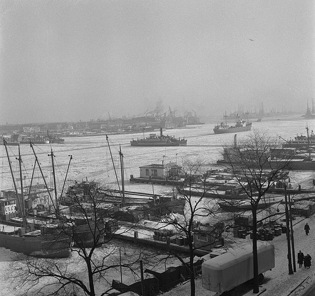 File:IJ-pont vaart door het ijs, Bestanddeelnr 907-5947.jpg