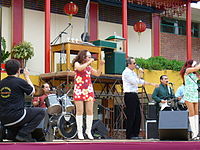 César Ichikawa en una presentación en el Colegio Peruano Chino Juan XXIII; San Miguel, Lima 2006