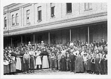 Immigrati italiani in posa per la fotografia nel cortile centrale dell'Hospedaria dos Imigrantes, 1890.