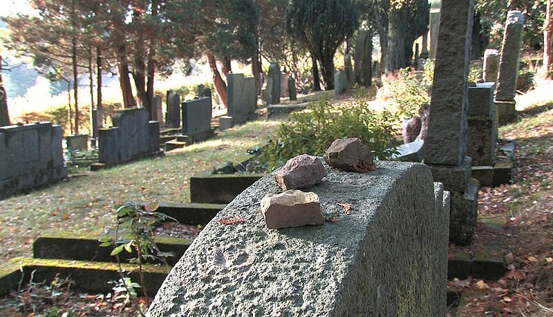 File:Jüdischer Friedhof Schwelm - Neueres Gräberfeld.jpg