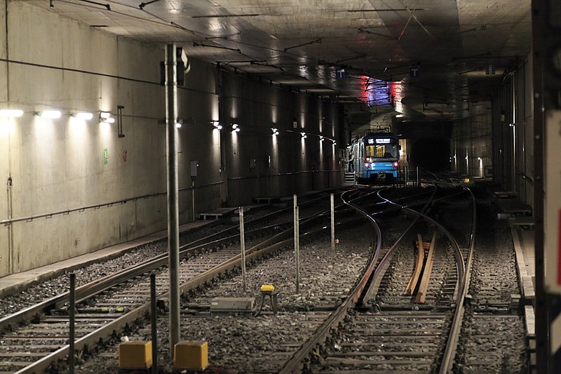 File:J28 437 Bf Frankfurt (M) Hbf VGH, Kehranlage Linie U5.jpg