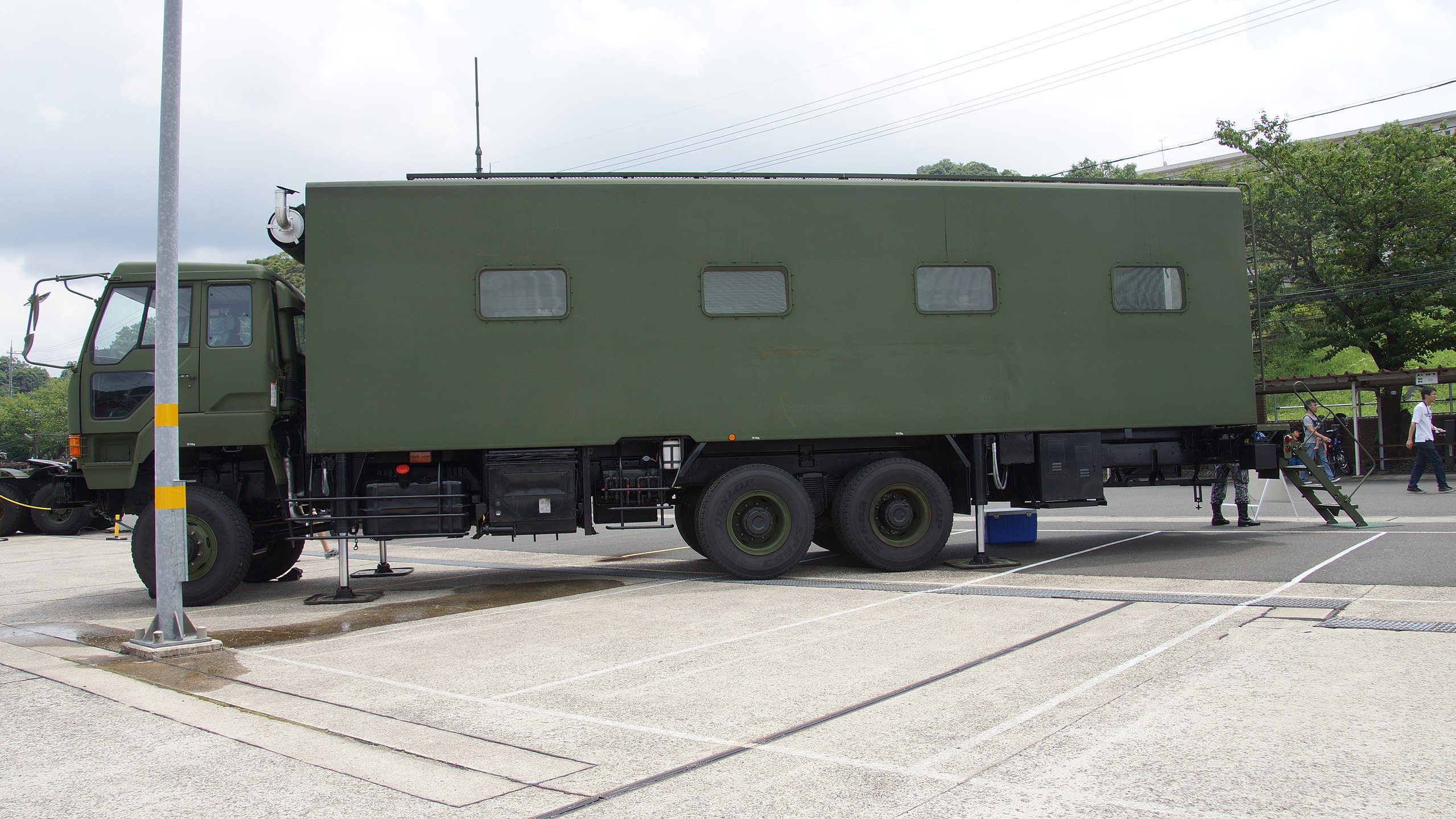 File:JASDF Standby Vehicle 1(Mitsubishi Fuso The Great, 49-8524 