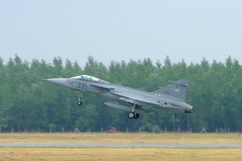 File:JAS 39 landing at Kecskemét 2007.JPG