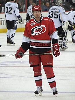 Jamie McBain met de Carolina Hurricanes