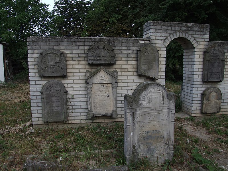 File:Jewish cemetery in Lubartów (Poland)1.jpg