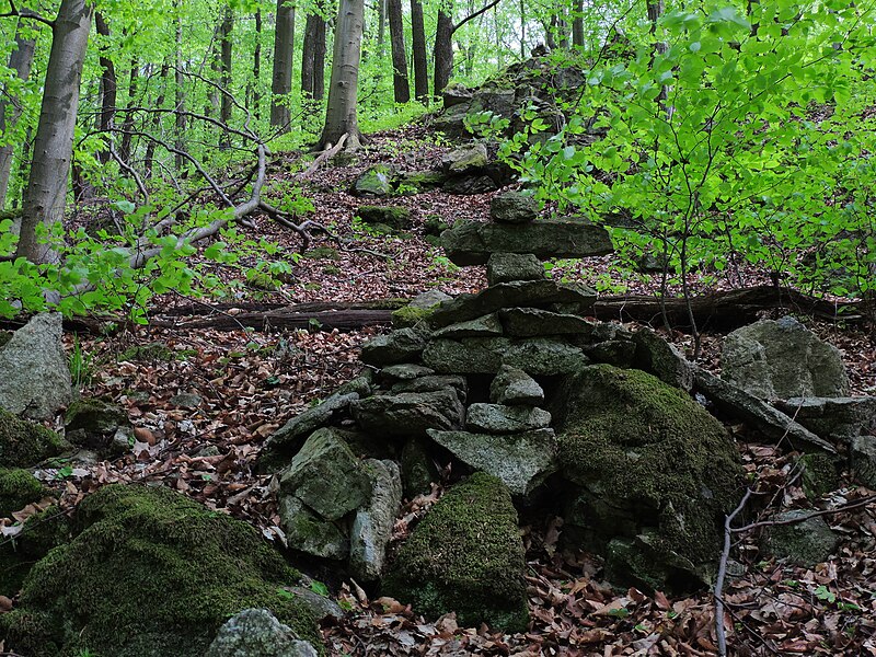 File:Kamenné pyramídky - panoramio (1).jpg