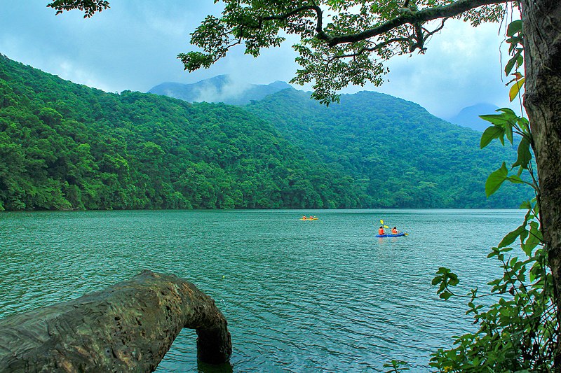 File:Kayaking at Bulusan Lake.jpg