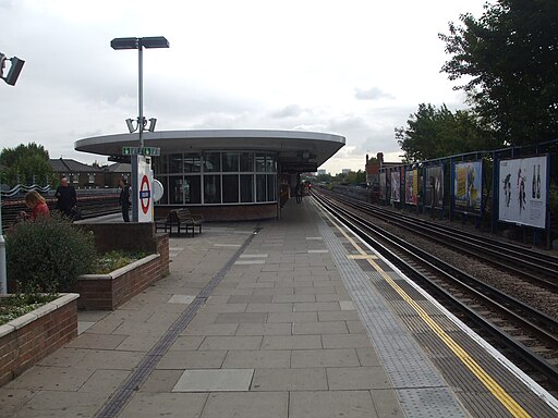 Kilburn station westbound look east2