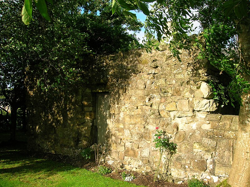 File:Kilmaurs Place, courtyard wall.JPG