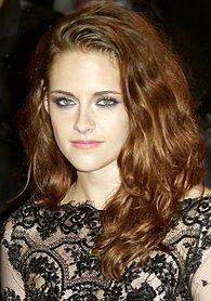 195px-Kristen_Stewart%2C_Breaking_Dawn_Part_2%2C_London%2C_2012_%28crop%29.jpg