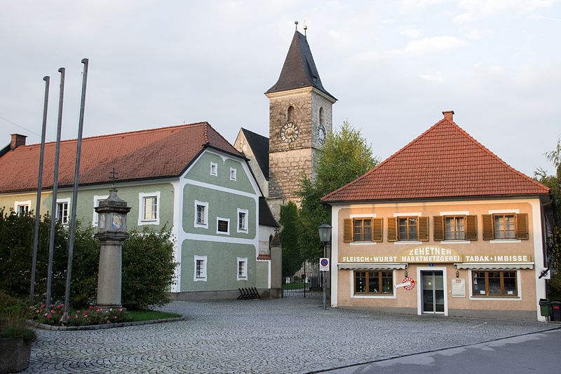 File:Kronstorf - Marktplatz.jpg