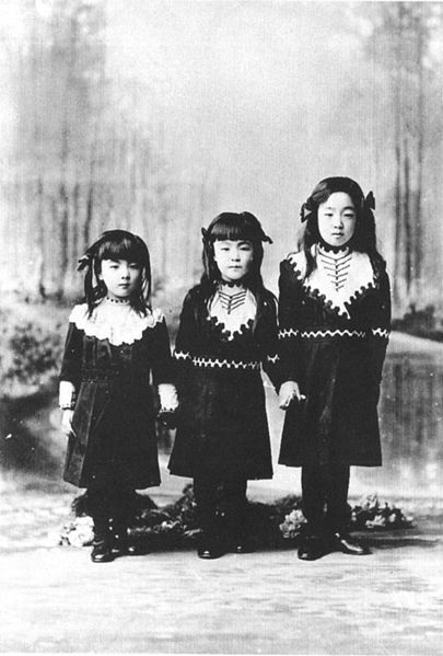 File:Kuni-no-miya sisters 1912.jpg