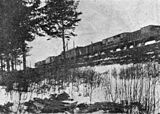 Laiarööpmeline soomusrong nr. 1 Tapa vallutamisel 9. jaanuaril 1919. Esiplaanil langenud punaväelasi.