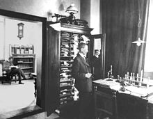 Arthur Weinberg in his laboratory, 1895 Labor Arthur Weinbergs in der Cassella-Anilinfarbenfabrik.jpeg