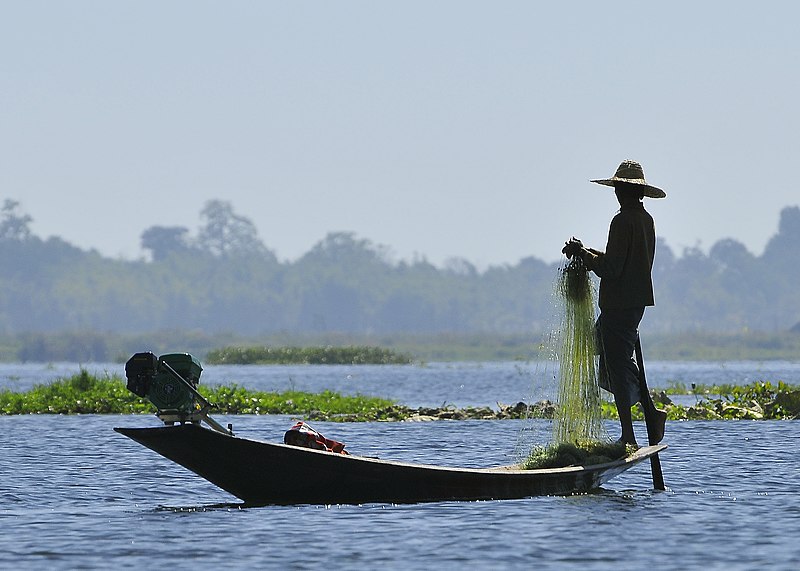 File:Lago Inle, pescadores 2.jpg