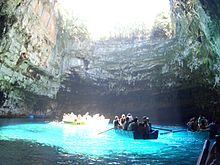 La Cueva de Melissani, cuyo techo cayó formándose una cueva.