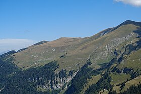 Pointe du Château (w środku) otoczony przez Tête des Muets (po lewej) i Tête du Château (po prawej) widziane z Col des Annes na południowym zachodzie.