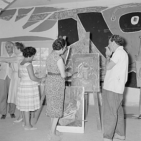 A master class by Romanian-born painter Marcel Janco (far left) in Ein Hod, Israel, 1964 Leerlingen van een schildersklas worden in een atelier begeleid door o.a. de bur, Bestanddeelnr 255-2763.jpg