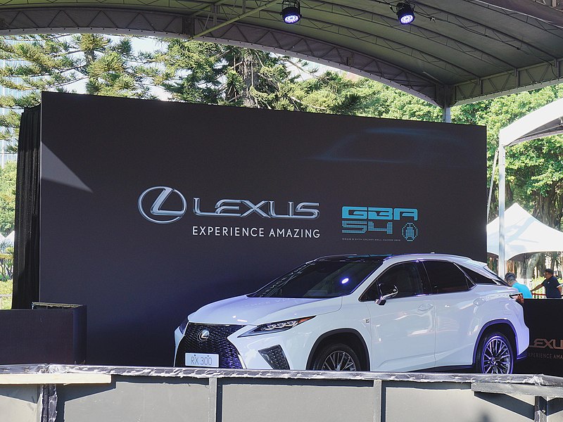 File:Lexus RX 300 white at Walk of Fame 20191005a.jpg