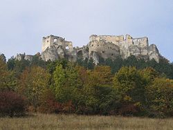 Pohled na Lietavský hrad od obce Lietavská Svinná