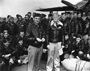 El Teniente Coronel James H. Doolittle y el Capitán Marc A. Mitscher con el Grupo de Voluntarios del Cuerpo Aéreo del Ejército de los Estados Unidos