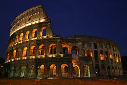 Colosseo illuminato di notte