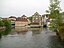 Blick von der Bischofsmühlbrücke in südliche Richtung über den linken Regnitzarm mit der Oberen Mühlbrücke im Hintergrund