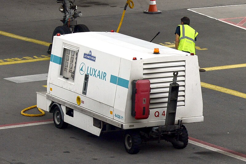 File:Luxair, ground power unit-102.jpg