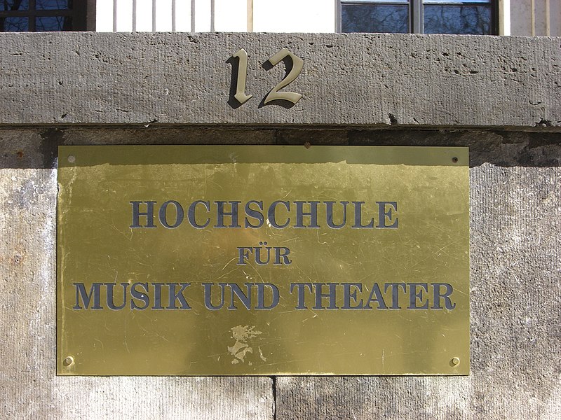 File:München - HS für Musik und Theater (Schild).jpg