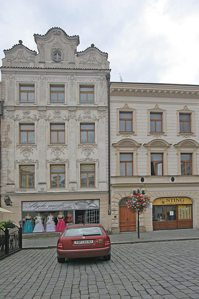 File:Městský dům, Pernštýnské nám. 65 a 66, Pardubice.JPG