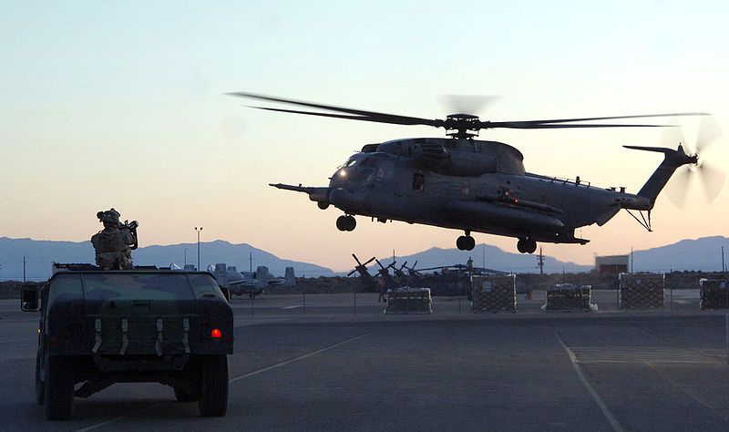 File:MH-53 Pave Low landing during filming of Transformers at Holloman AFB 2006-05-30.jpg