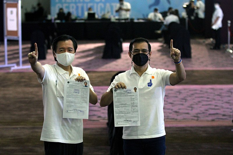 File:Manila Mayor Isko Moreno and Dr. Willie Ong filing their COCs.jpg