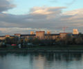 Vista do Schloss Mannheim fotografado de trás, fluindo o rio Reno para a direita