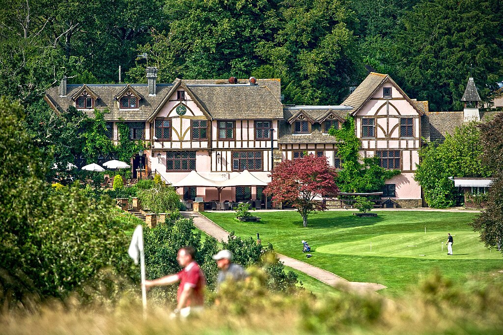 Small picture of Mannings Heath Golf Club courtesy of Wikimedia Commons contributors