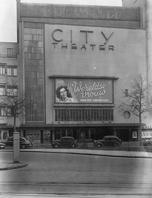 Marquee listing Félix's film, La mujer de todos, at Kleine-Gartmanplantsoen in Amsterdam at the City Theater in March 1948