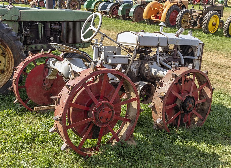 File:Massey-Harris GP 4WD tractor VA4.jpg