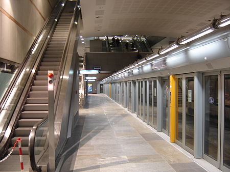 ไฟล์:Metro_Torino_station_Fermi.JPG