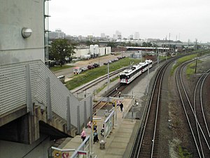 Metrolink пойызы Grand.jpg-ге қарай тартылады