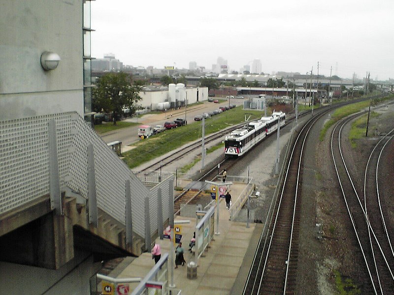 File:Metrolink train pulling into Grand.jpg