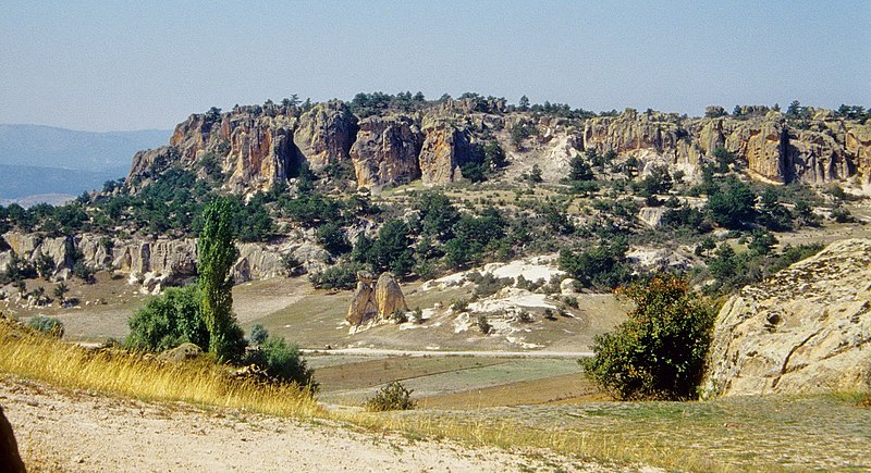 File:Midasşehri 09 1991 Yazılıkaya-Plateau vulkanisches Tuffplateau.jpg