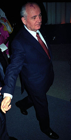Mihail Gorbačov: Obitelj i djetinjstvo, Školovanje, Politička karijera i protuzakonito preuzimanje vlasti