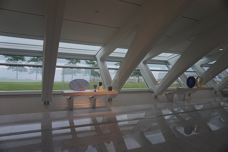 File:Milwaukee Art Museum June 2022 6 (interior).jpg