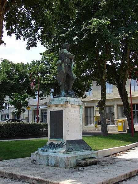 File:Monument aux Morts, Pauillac, Aquitaine, France - panoramio.jpg