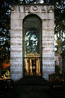 Monumental de Milan girola newsstand.jpg