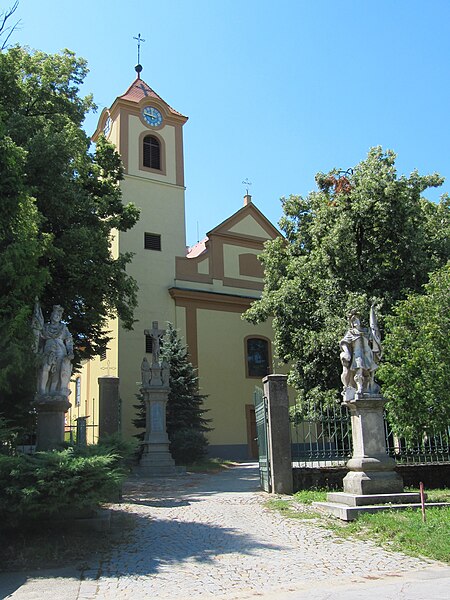 File:Moravská Nová Ves, kostel, sochy.jpg